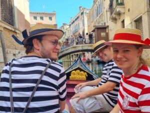 Marc, Miri & Daniel von der Fasnachtsgesellschaft Muri-Wien in Venedig in der Gondel