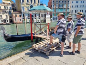 Marc, Daniel & Pascal von der Fasnachtsgesellschaft Muri-Wien in Venedig vor der Gondel